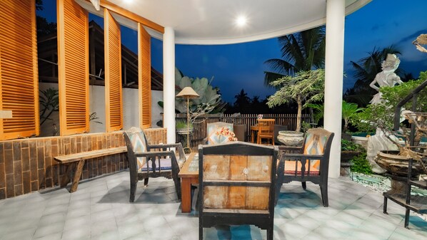 Outdoor dining - Juli House (Ubud)