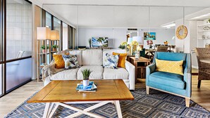 TV - Mesmerizing oceanfront condo with expansive views (Lahaina)