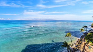 On the beach - Mesmerizing oceanfront condo with expansive views (Lahaina)