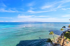 On the beach - Mesmerizing oceanfront condo with expansive views (Lahaina)