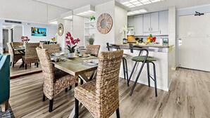 Dining - Mesmerizing oceanfront condo with expansive views (Lahaina)
