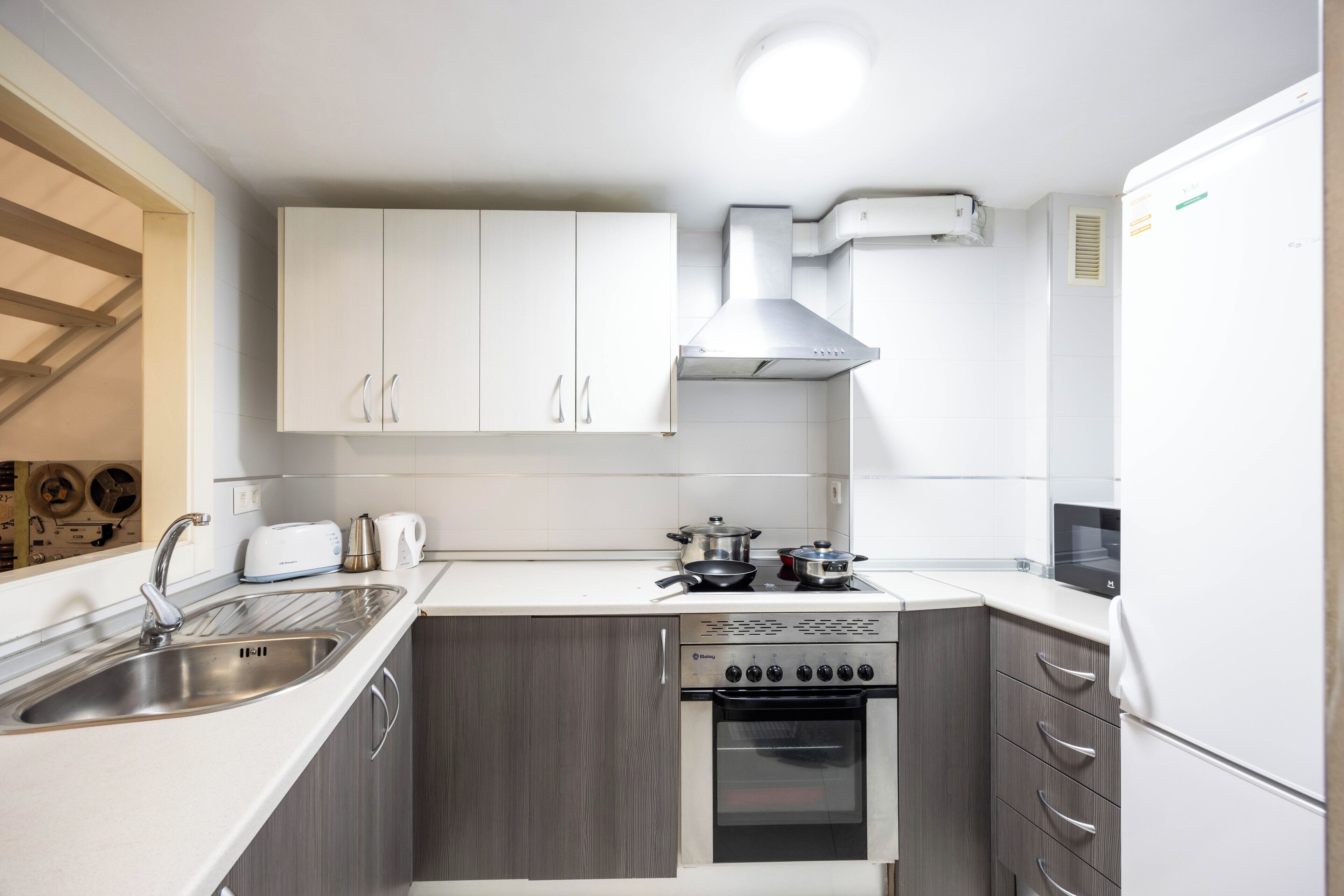 Apartamento básico | Cozinha privada | Geladeira grande, micro-ondas, fogão, cooktop