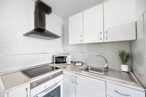 Leilighet – basic | Eget kjøkken | Kjøleskap, mikrobølgeovn, ovn og kokeplater