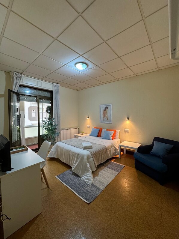 Standaard tweepersoonskamer, uitzicht op de stad | Donsdekens, een laptopwerkplek, gratis wifi, beddengoed