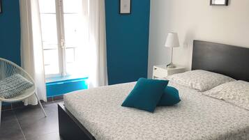 2 slaapkamers, een strijkplank/strijkijzer, beddengoed