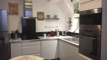 Een koelkast, een microgolfoven, een oven, een kookplaat