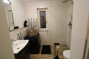 Douche, sèche-cheveux, serviettes fournies, savon