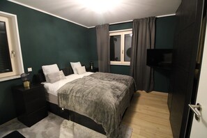 2 عدّة غرف نوم ومكواة/لوح كي وواي فاي وملاءات أسرّة