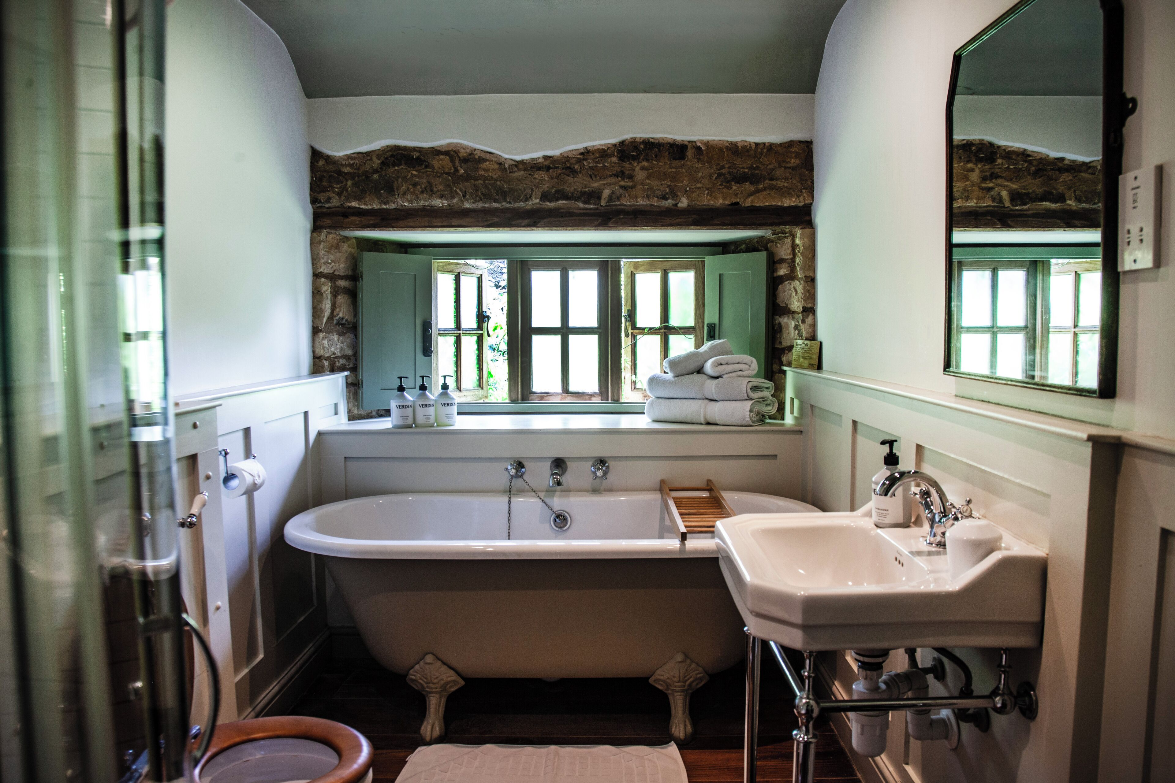 Un bagno con vasca, lavandino e finestra.
