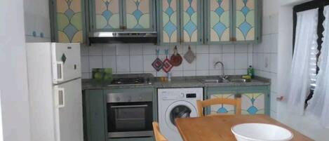 Fridge, oven, cookware/dishes/utensils, lobster pot