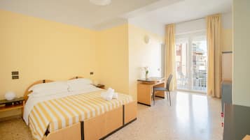 Chambre Double, balcon, vue ville | Coffres-forts dans les chambres, bureau, Wi-Fi gratuit