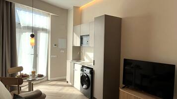 Een minikoelkast, een microgolfoven, een kookplaat, een vaatwasser