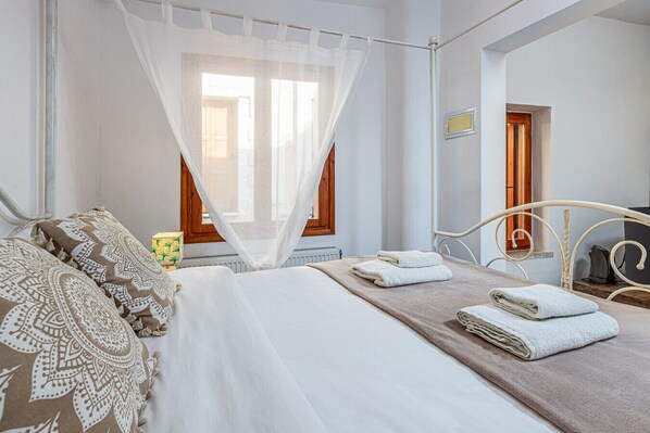 1 habitación, tabla de planchar con plancha y cuna de viaje 