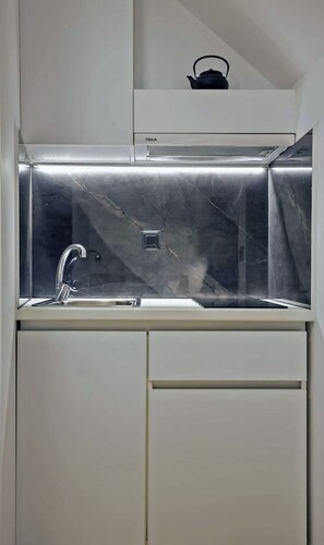 Refrigerador, placa de cocina, cafetera/tetera, tostadora