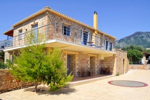 Villa, Accessible | 3 bedrooms, desk, Internet