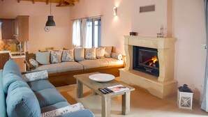 Un salon chaleureux avec un canapé, une table basse et une cheminée.