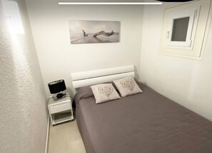 2 bedrooms, iron/ironing board, travel crib, bed sheets - 65m2 apartment, unobstructed view of the sea and port, large 30m2 terrace (Port-Vendres)