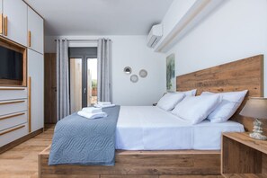 Desk, iron/ironing board, WiFi, bed sheets