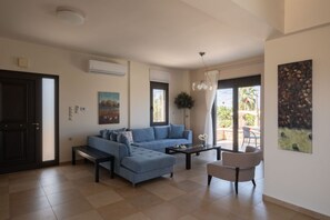 Televisie, een open haard, videospelletjes en een tafeltennistafel