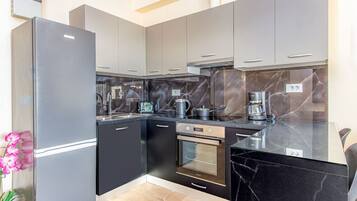 Réfrigérateur, four, cafetiÚre/bouilloire, grille-pain