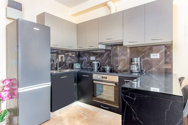 Refrigerador, horno, cafetera y tetera y tostadora