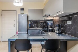 Réfrigérateur, four, cafetière/bouilloire, grille-pain