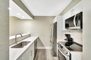 Kjøleskap, ovn, kokeplater og oppvaskmaskin