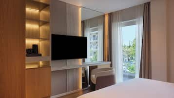 Standard Double Room | In-room safe, desk, laptop workspace, blackout drapes