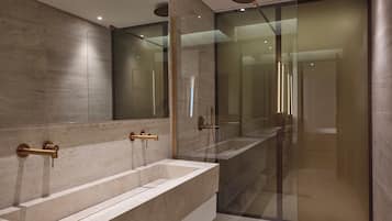 Habitación doble estándar | Baño | Regadera, secadora de cabello, batas, pantuflas