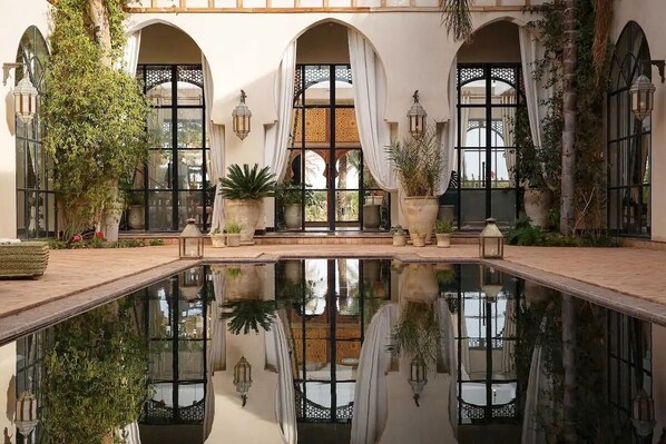 Una piscina al aire libre, una piscina climatizada