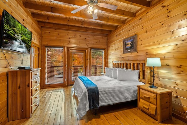 6 عدّة غرف نوم وخدمة الإنترنت وملاءات أسرّة