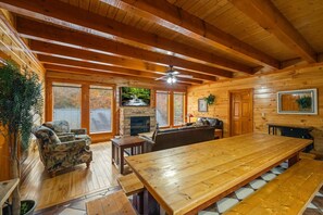 تلفزيون ذكي، مدفأة، كرة قدم الطاولة