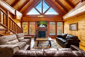 Smart TV, chimenea, futbolito