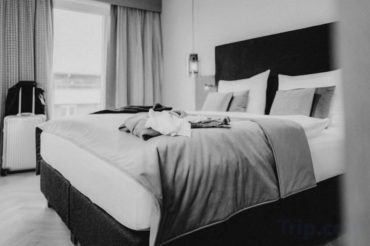 In-room safe, desk, soundproofing, WiFi (free)