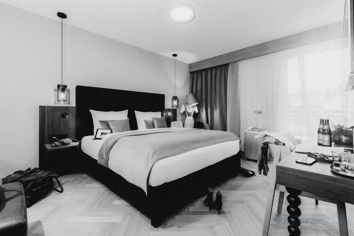 In-room safe, desk, soundproofing, WiFi (free)