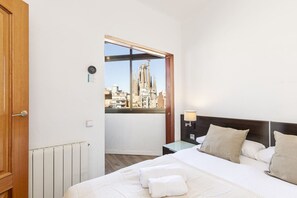 Escritorio, tabla de planchar con plancha, wifi y ropa de cama 