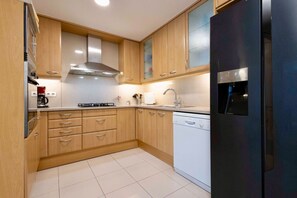 Mikrovågsugn, ugn, spishäll och diskmaskin