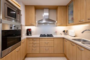 Microwave, oven, stovetop, dishwasher - Apartamento para 6 amplio y luminoso en Bonanova (Barcelona)