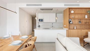 Frigorífico, microondas, horno y placa de cocina
