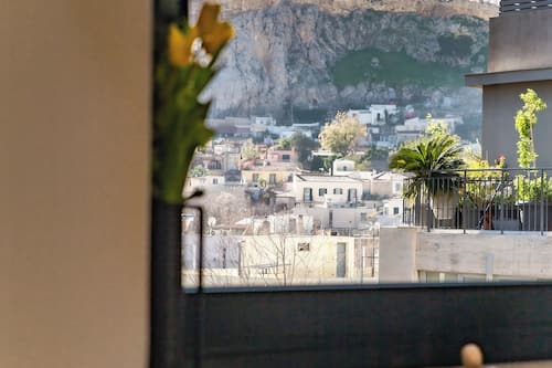 Blackout curtains, free WiFi, bed sheets