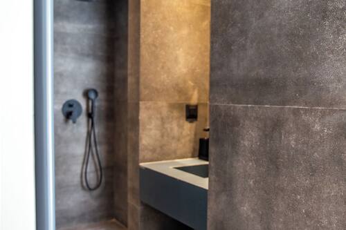 Standard Double Urban View | Baño | Regadera, toallas, jabón, shampoo