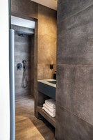 Standard Double Urban View | Bathroom | Shower, towels, soap, shampoo