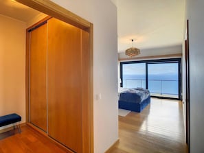 4 habitaciones, tabla de planchar con plancha, wifi y ropa de cama 