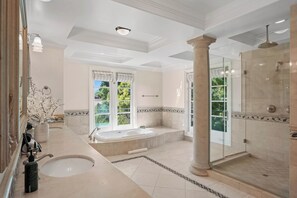Villa de lujo, varias camas, acceso a la piscina, vistas a la piscina (Savona Sanctuary Estate) | Baño | Bañera profunda, secador de pelo y toallas