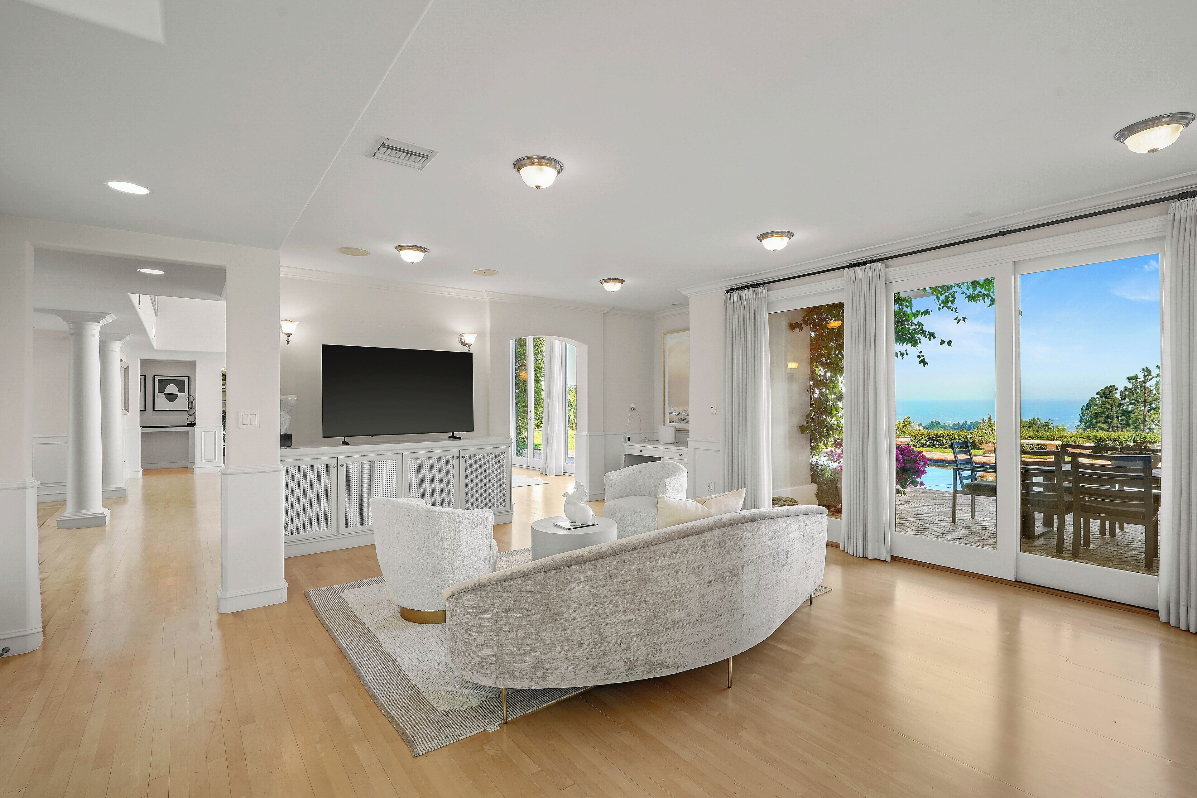 Biệt thự Cao cấp, nhiều giường, có thể sử dụng hồ bơi, quang cảnh hồ bơi (Savona Sanctuary Estate) | Khu phòng khách | TV màn hình phẳng 50-inch có truyền hình kỹ thuật số, lò sưởi 