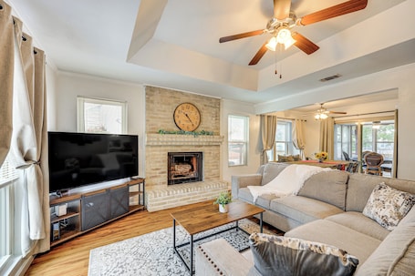 House (3 Bedrooms) | Interior. 3 Mi to Randolph Afb: Family Home w/ Poker Table!