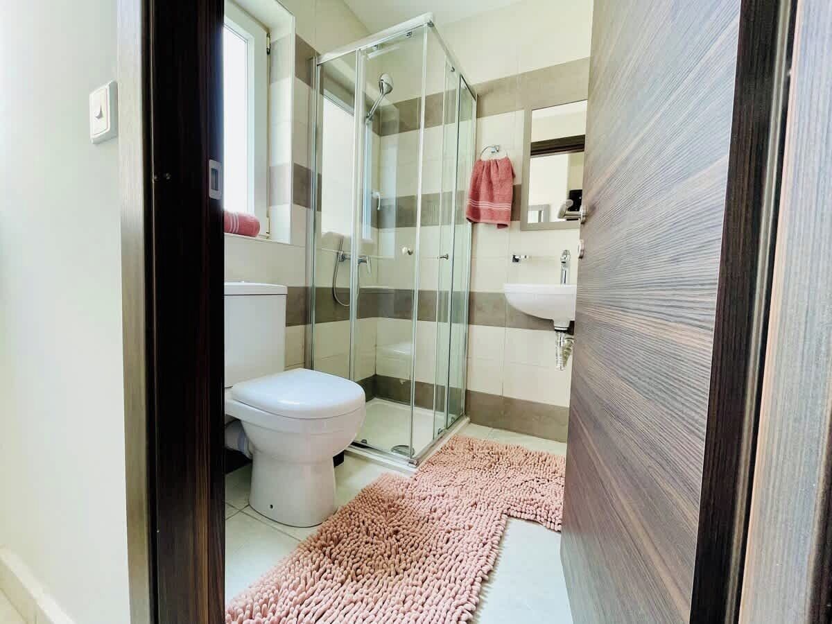 Ducha, secador de pelo, toallas, shampoo