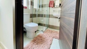 A bathroom with a toilet, shower, and sink. - FL2 Birgu Center 2BR Apartment (Birgu)