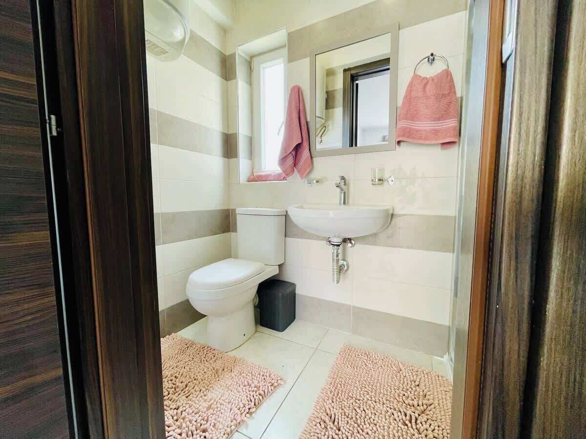 Shower, hair dryer, towels, shampoo