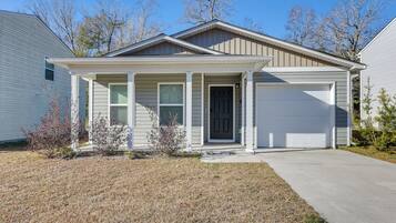 House (4 Bedrooms) | Front of property